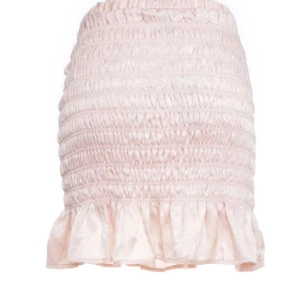 Rosa kjol  - Säljer en superfin rosa kjol från Lola May. Kjolen är kort och har en tight passform med volangdetaljer längst ner. Den är gjord av ett stretchigt material som ser ut som satin. Perfekt för fest eller sommarhäng! 🌸Stor på mig, men väldigt stretchig. Stl 14 - typ 40 eller typ M/L