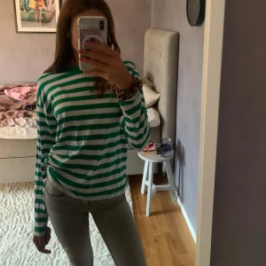 Randig tröja💗 - En grön randig tröja från monki💚💓