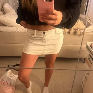 Jeanskjol  - Säljer denna supersnygga jeanskjol köpt för 500🥰