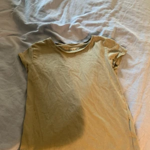 Basic grön t-shirt  - Bra skick. Bomulls t-shirt för 9 åringar