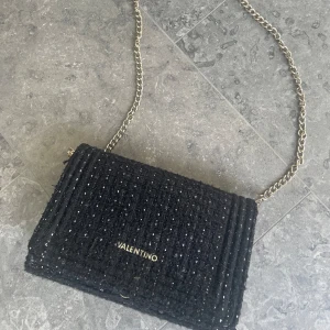 Valentino väska  - Fin svart väska med guldiga detaljer. Knappt använd, nypris 1500 