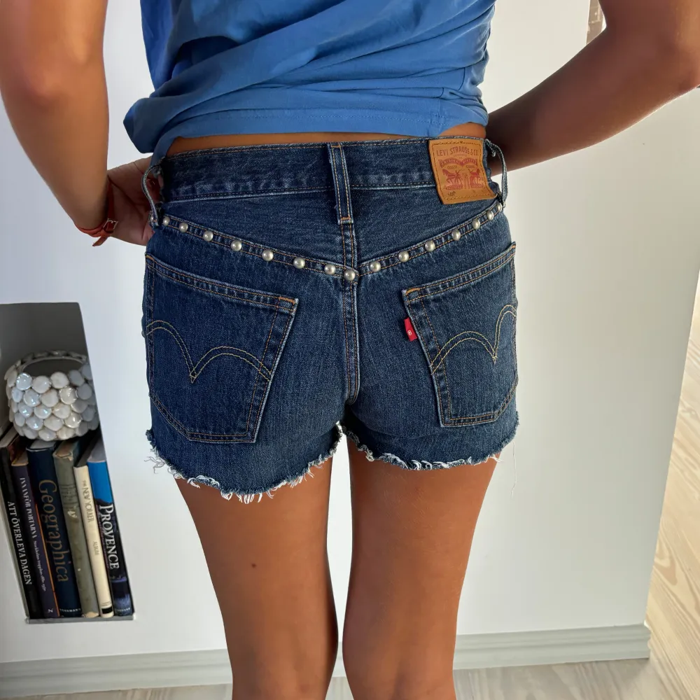 Så coola Levis shorts med silvriga nitar/detaljer! Toppen skick!⭐️⭐️⭐️. Shorts.