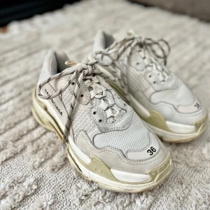 Balenciaga triple s storlek 36 - Skick enligt bild, obs kolla snöret. Storlek 36, men stora i storleken som 37or. Köpbevis/kvitto finns. 