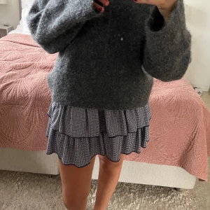 Rutig volangkjol - Säljer denna söta blåvita rutiga volangkjol från zara! Den har använts mycket och köpte den för flera år sedan🧚🏻‍♀️🧚🏻‍♀️ 