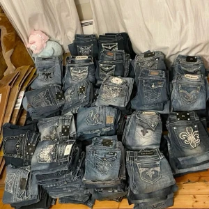 SÖKER MISS ME JEANS - Jag söker miss me jeans, low waist bootcut modell i storlek XS/w26 💞Kontakta mig om ni har några som jag kanske är intresserad i! ☺️