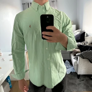 Ralph Lauren skjorta - Säljer min gröna Ralph Lauren Oxford skjorta, perfekt till sommaren/hösten. Den är sparsamt använd och finns inga tecken på användning 