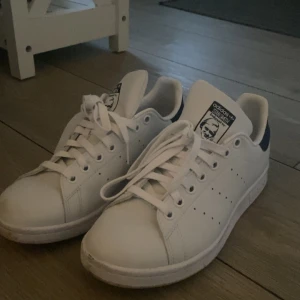 Adidas stan smith - Säljer nu mina nästan helt nya skor, fick hem dom för en vecka sen men har märkt att dom är för små och kan inte använda dom. Storleken är 38 & 2/3. Passar nog även någon som har 38. Jättebra skick.