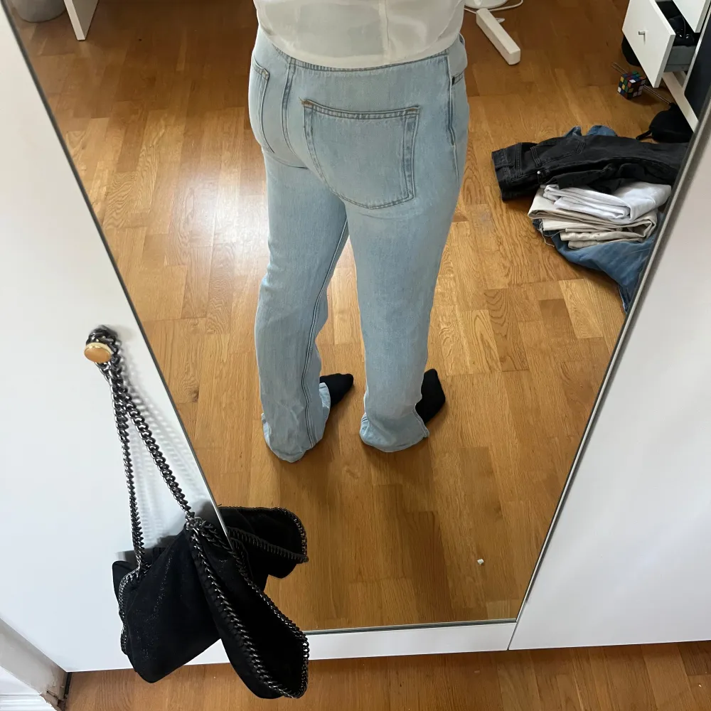 Jeans med slits, uppsydda men kan lätt tas ner. Köpta för 699kr. Jeans & Byxor.