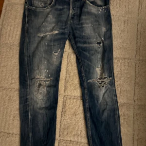 Dondup jeans - Tja, säljer dessa Dondup Jenssen som är hyfsat slitna. Dom är i storlek 34 men sitter ganska tight ändå Modellen är George 