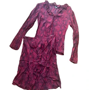 y2k vintage orm print set - fin mesh set, storlek 38 i toppen och 40 i kjolen. ❤️