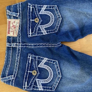 True religion jeans - Säljer dessa jättefina true religion jeans då de inte passar mig. Midja rakt över: ca 37cm, innerbenslängd: 80cm. Hör gärna av dig vid frågor eller bilder💗 pris går alltid att diskuteras!