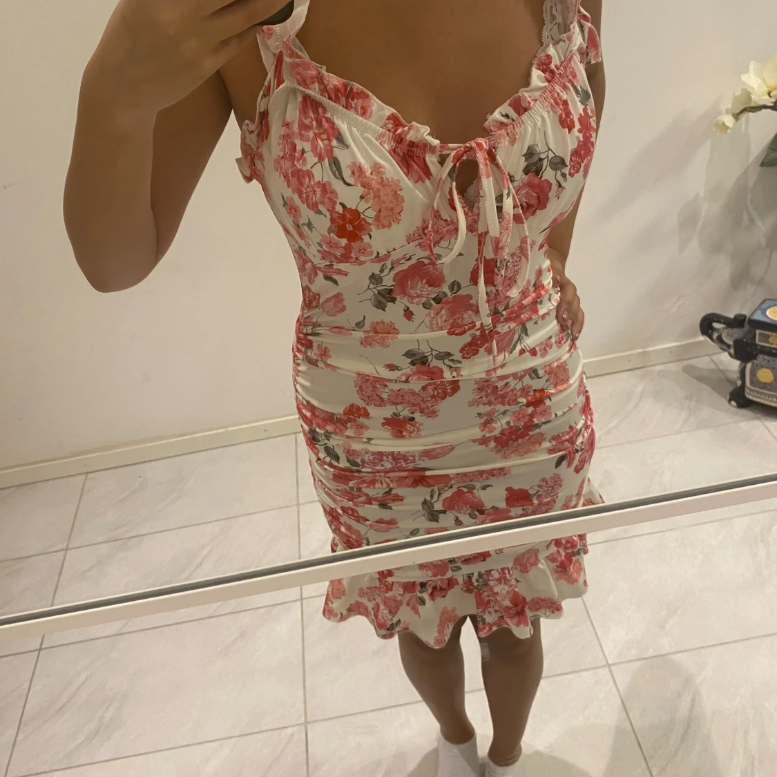 Blommig klänning med volangdetaljer - 91