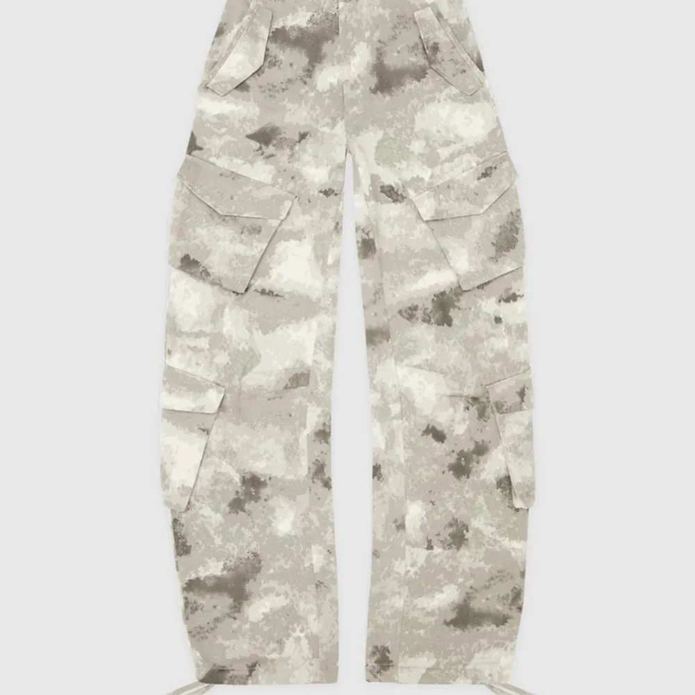 Cargo byxor i camoflauge mönster från Maniere De Voir. Använda ett par gånger men fortfarande fint skick. Nypris: drygt 1300kr Se sista bilden för en mer verklig bild på färgen. Jeans & Byxor.