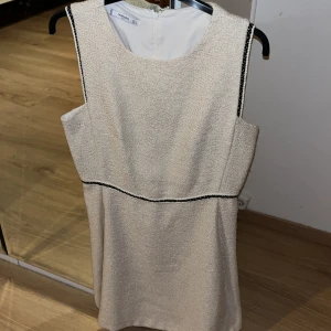 klänning ifrån mango🩷 - oanvänd i créme vit färg och storlek L🩷