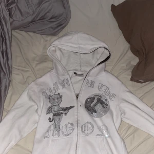 Aim For The Moon Rhinestone Tröja - Säljer då jag inte använder den, finns svarta fläckar inom tröjan som har funnits sen nyköpt. Ställ gärna frågor!