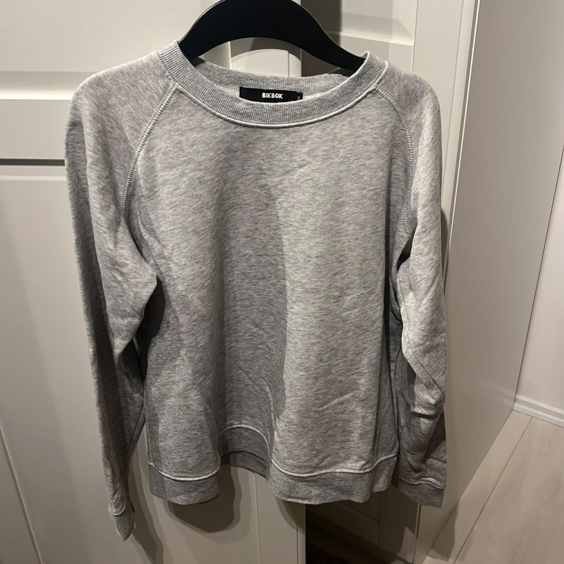 Ljusgrå sweatshirt