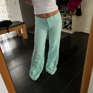 Turkosa lågmidjade linnebyxor - Säljer ett par jättesöta turkosa lågmidjade linnebyxor från Vila med broderier runt midjan. Finns inga defekter. Storlek M men sitter jättebra på mig som brukar ha S. Hör av er för fler bilder! ❤️‍🔥