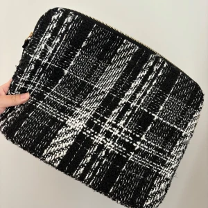 Dator / IPad fodral  - Dator fodral, går även att ha iPad eller ritblock eller vad man nu vill i.  Ser helt nytt ut! 