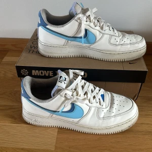 Nike air force 1 - -Säljer gamla air force’s för att jag inte använder de längre! - Några repor men fortfarande i riktigt bra skick, går att använda och sitter fint! - Färg: blå/ mörkblå -Skick: 6.5/10 Pris kan definitivt diskuteras! (Smutsiga i bilderna, kan tvättas!)