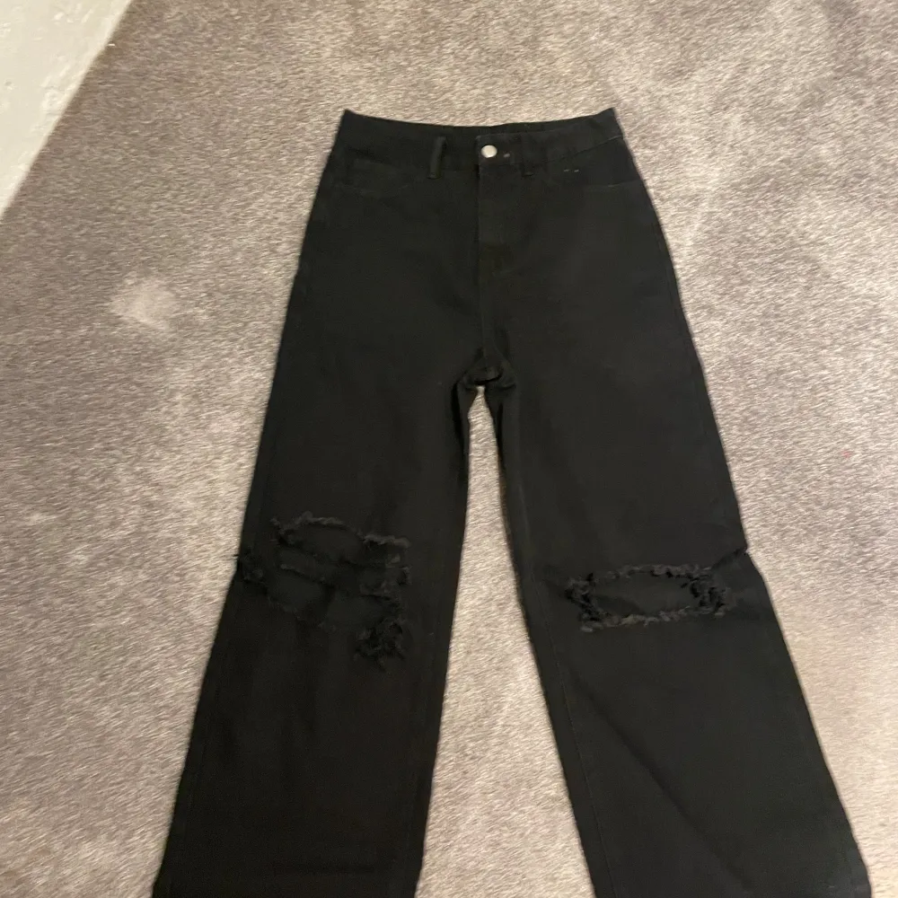 Vida högmidjade jeans med hål i knäna. Använda en gång. Går inte att få en bild med jeansen på då dem är för små för mig. . Jeans & Byxor.