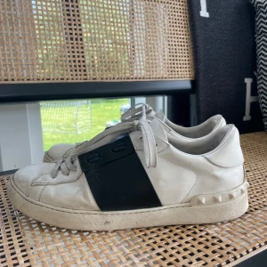 Valentino skor - Valentino skor i helt okej/bra skick Använda rätt mycket under vinter och höst men ej nu under sommaren.  Storlek 42 Säljer för att vill ha ett par mindre och dessa vill jag helt enkelt inte ha längre💞 Köpta för 2500 av en annan säljare på Plick❤️