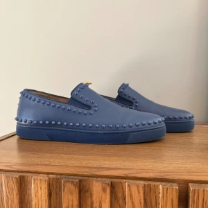 Louboutin slip-ons - ”Christian Louboutin Pik Boat” | Riktigt fint skick ~ 9.3/10 | Köpta på Harrods 🫨 | Storlek 44 | Allt og ingår (Box, dustbag, kvitto ) | Normala i storleken / Mvh
