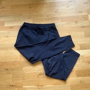 Marinblå kostymbyxor  - Fina kostymbyxor i mjukt material från vero moda 💖 Kontakta mig vid intresse och tveka inte med att ställa frågor 🥰