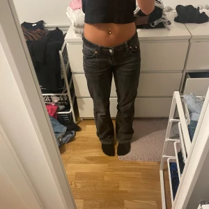 Svarta jeans från Weekday - Ett par svarta/mörkgråa jeans från Weekday i modellen Arrow Low Straight. Byxorna har låg midja 
