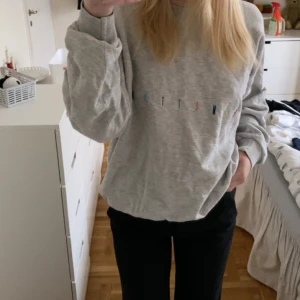 vintage benetton tröja - en vintage benetton sweatshirt i storlek M i bra skick. skriv vid intresse köpare står för frakt💕