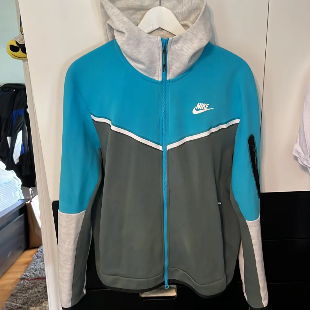 Säljer min nike tech fleece dress i unik fin färg, dressen är använd 1 gång och är i nyskick.. Hoodies.