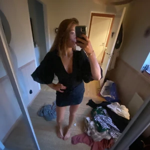 Klänning - Jättefin svart festklänning som jag säljer då den tyvärr inte kommer till användning💕 Endast använd en gång så i superbra skick!