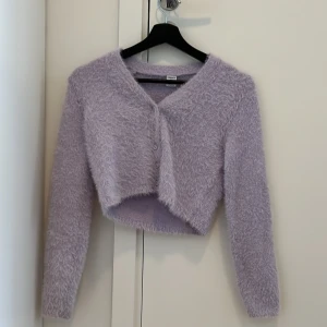 JÄTTE mjuk kofta!! - Jätte mjuk kofta i lila! Så skön att ha på sig! Kontakta mig för fler bilder privat!! Köparen står för frakten!!💗💗