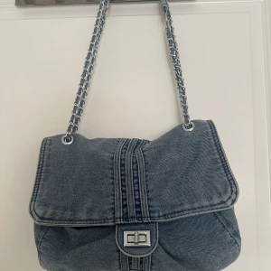 Vintage Jeans Väska - Vintage Jeans Väska Medel stor handväska som rymmer allt vad en tjej behöver!  Super skön och smidig väska