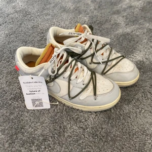Off white dunk - Tjena! Säljer ett par off white dunk skor i serie numret 22/50. Skorna har använts en del.  Jag köpte de via vesitarie Collective och gjorde en legit check på skorna, så skorna är 100% autentiska. Bevis finns. Taggen har försvunnit därav är priset 1790kr.  Mvh