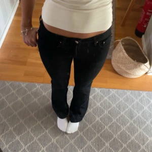 Low waist jeans - Superfina bootcut jeans från gina som tyvärr inte kommer till användning. Dom är insydda där nere så dom kan bli mer utsvängda om man vill😇 använda 1-2 ggr💞 jag är 172 som referens😇