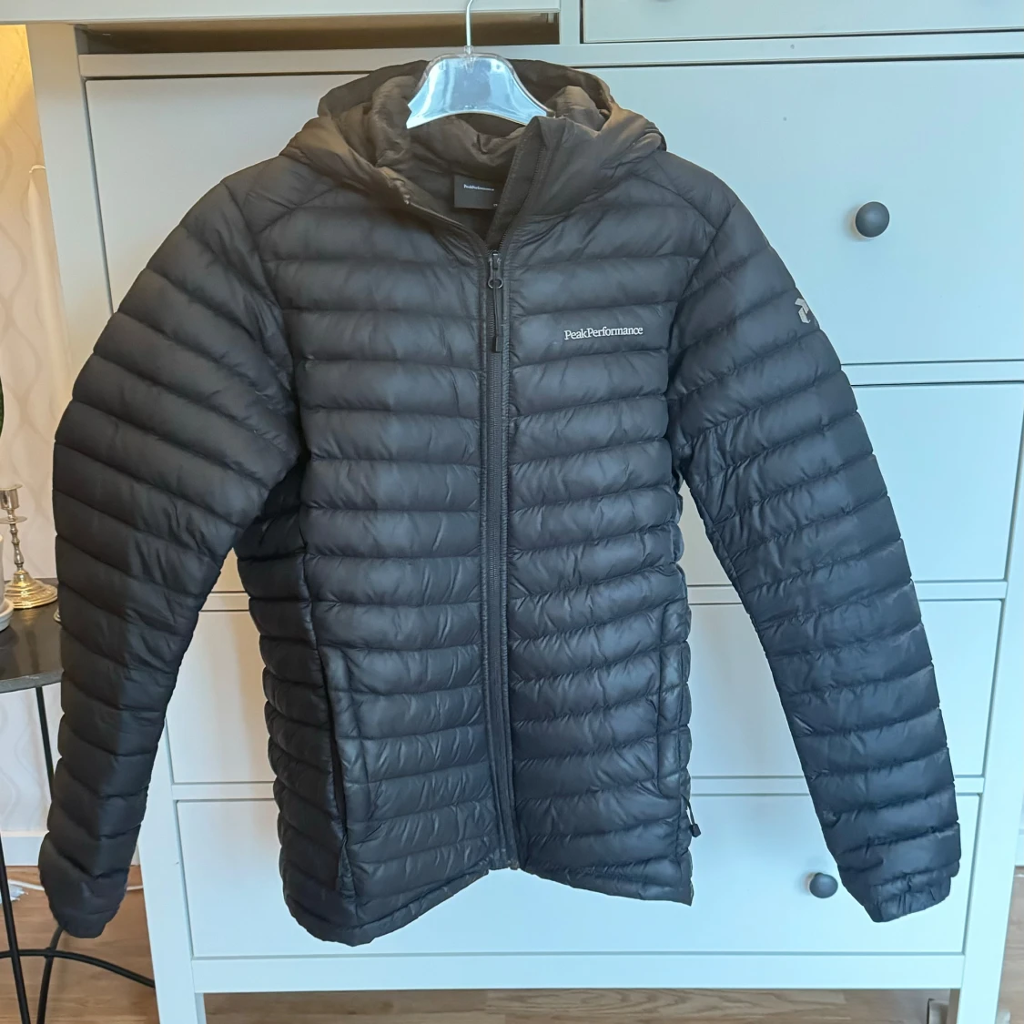 Svart pufferjacka från Peak Performance