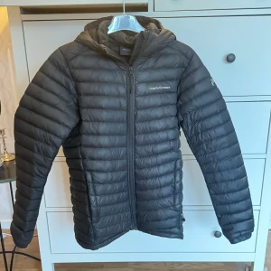 Svart pufferjacka från Peak Performance - Säljer en svart pufferjacka från Peak Performance. tror den heter Frost down om jag minns rätt. Jackan är i nyskick o bara tar plats nu då den inte används.