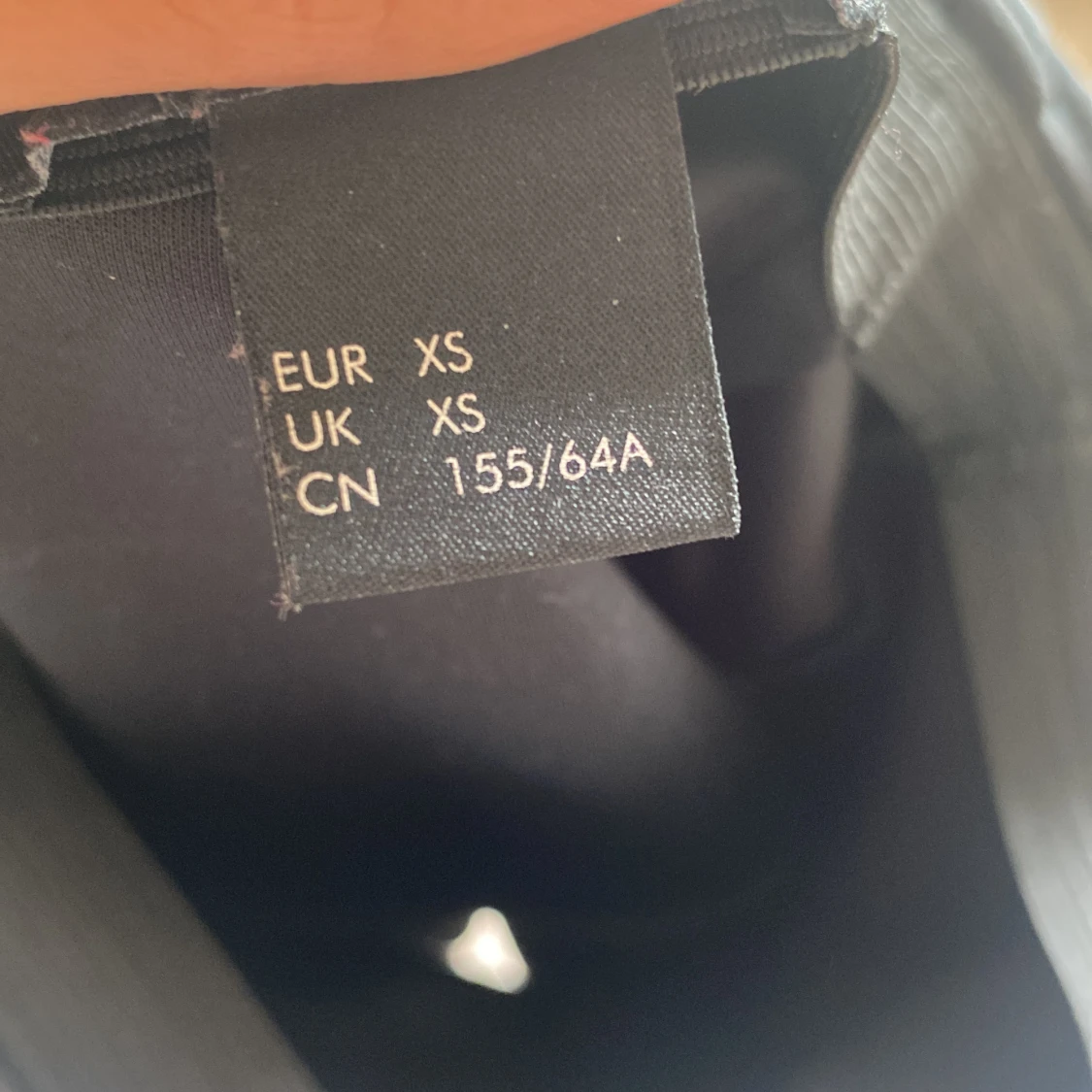 Svart kjol med volang - 92