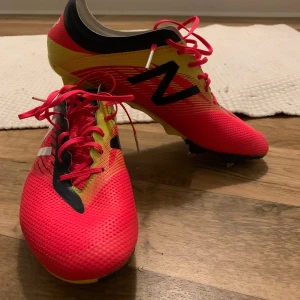 Fotbollsskor 42 - New balance furon v2 SG,  aldrig använda.  700kr 