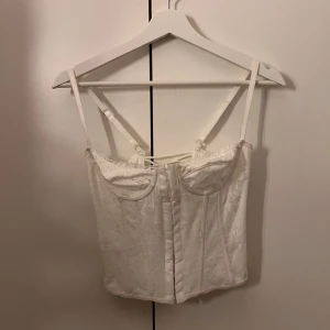 Korsett - Jätte fin trendig korsett från shein. Perfekt till utgång och till festivaler nu i sommar, korsetten e inte bara snygg i fram utan har även snygg snörning i ryggen! Säljes då den inte kommit till användning❣️