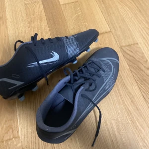 Fotbollsskor/ Dobbar - Jättefina fotbollsskor och väldigt bekväma. 