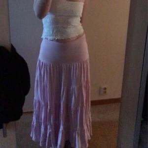 Pink maxiskirt - Ljusrosa långkjol som sitter lågmidjat och är väldigt flowy och bekväm 