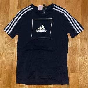 Adidas T-shirt i gott skick, säljes lågt pga snabb försäljning.