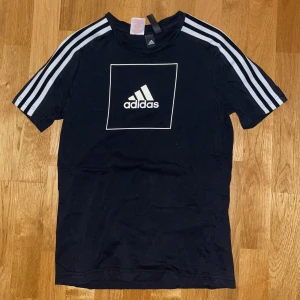 Adidas T-shirt  - Adidas T-shirt i gott skick, säljes lågt pga snabb försäljning.