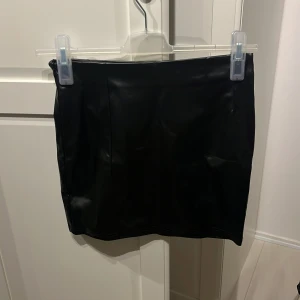 Svart kjol från Shein - En svart skinnkjol från Shein i storlek M. 