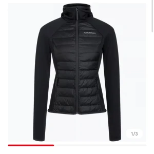 Peak Performance Hybrid - Säljer denna peak performance hybrid i färgen svart. Köpt på Intersport för 2400kr på hemsidan, säljer för 1400kr, tar emot bud!😇 Strl M men är liten i storleken, ca 36/38.  Använd typ 5 gånger. PM för bild på. 