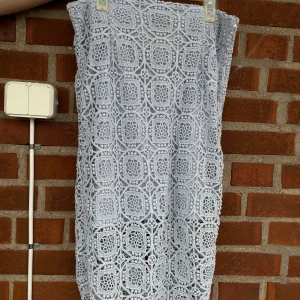 Riktigt snygg kjol från Zara. Strl M - Se bilder :) nyskick!  Passar bättre M än L.  Ingen stretch och den har dragkedja i sidan.