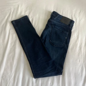 Replay Anbass 30/34 - Replay anbass jeans i färgen marinblå. Storlek 30/34. Fint skick, köp för endast 549kr
