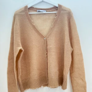 Beige kofta från Zara - Super skön kofta från Zara i som är i materialet ull och alpacka. Koftan är mindre i storlek därför passar den även M!🩷