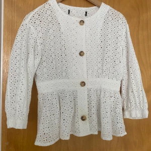 vit blus  - säljer denna vita blus med 3/4 ärm då den inte kommer till användning❤️‍🔥🙌🏼🔥😍 bra skick, pris kan diskuteras😇😇